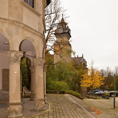 Neben Der Kirche *